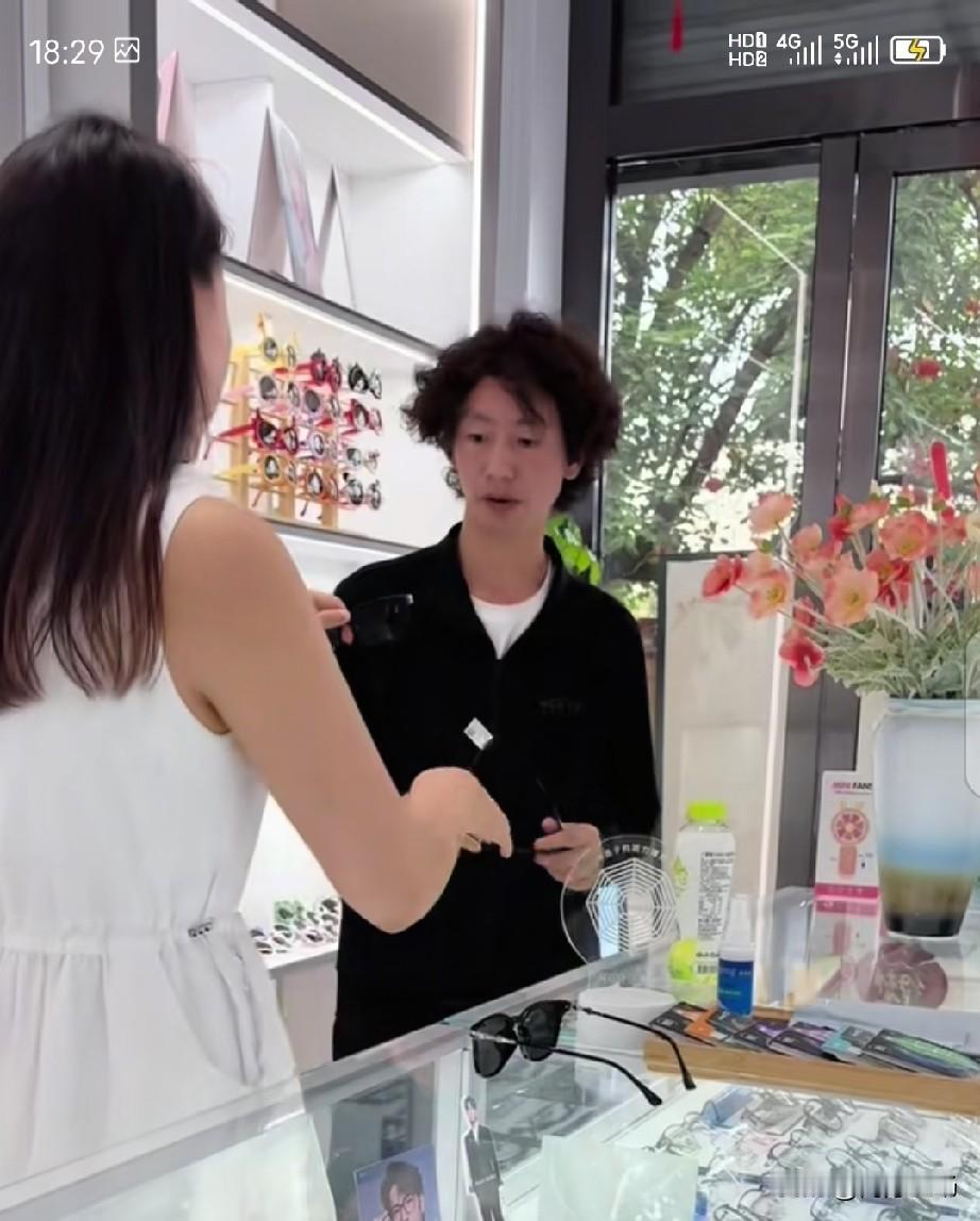 陕西汉中宁强街头的眼镜店偶遇国际巨星庞麦郎，他进店买墨镜，没带助理、保镖，非常亲