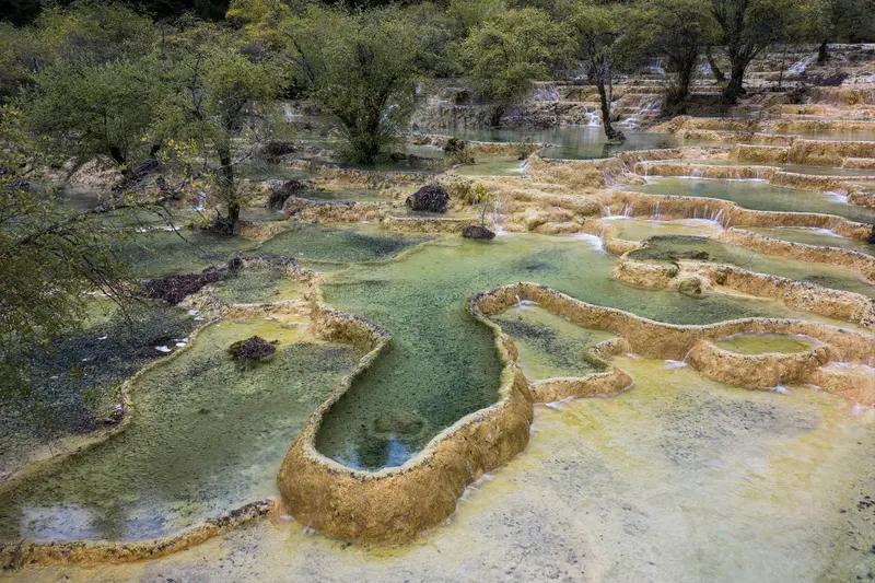“人间瑶池变尿池？ ”4月5日，游客称在四川黄龙景区一男童向钙化彩池内小便，景区