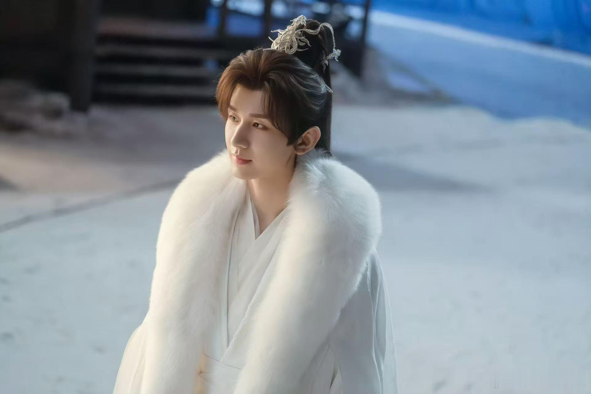 成毅王权富贵强大而温柔成毅王权富贵黑白造型反差感 成毅王权富贵黑白造型反差感，成