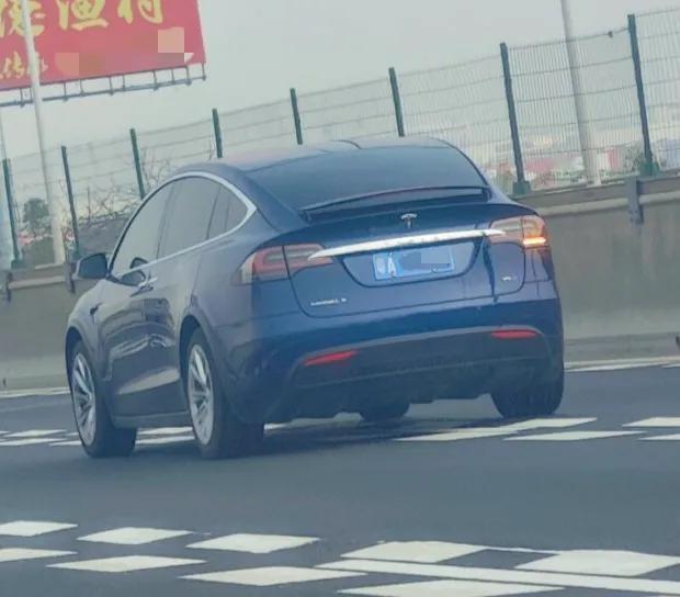 在路上看到一辆蓝牌的特斯拉，而且还是广州牌照，在当年可不便宜啊！毕竟第一批特斯拉