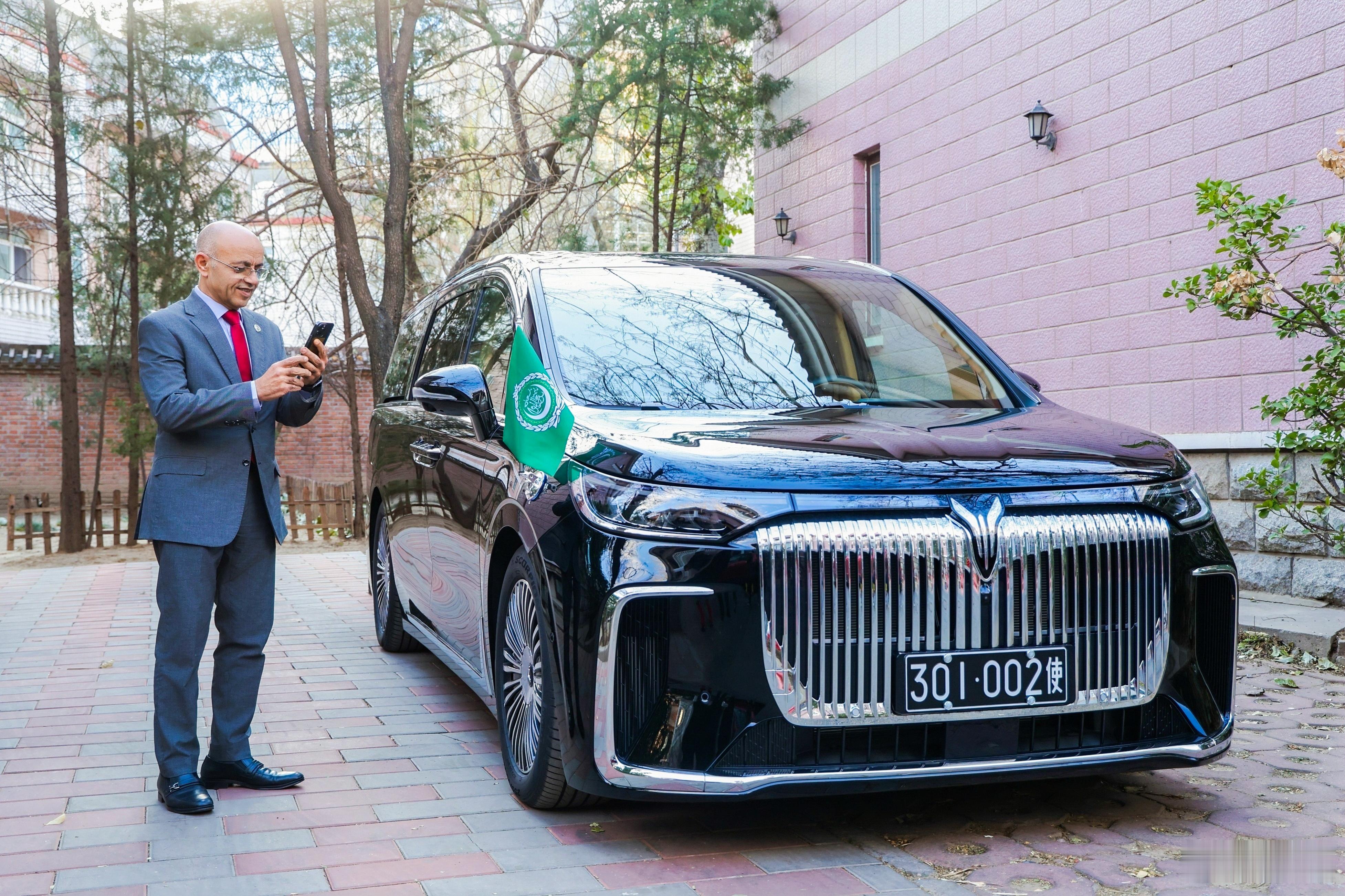阿拉伯国家联盟驻华代表处提了一辆岚图梦想家作为工作车，不仅如此，除阿盟外，还有多