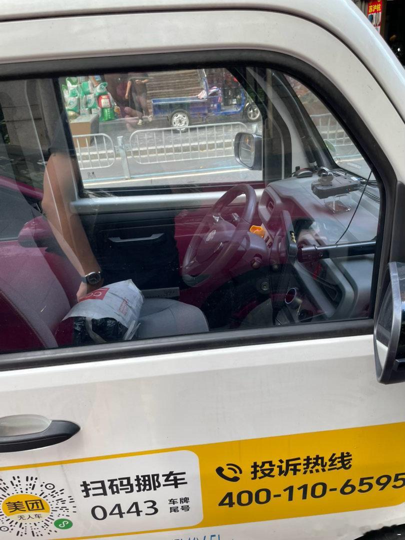 现在深圳太魔幻了。不仅到处都是无人驾驶出租车和无人机送外卖。刚我在路边停车，我尼