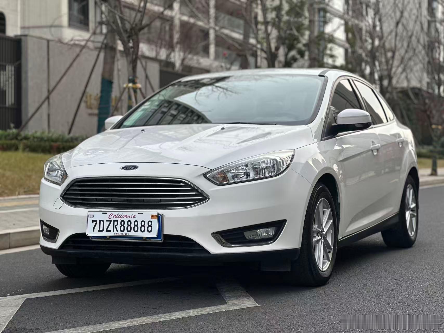 17年11月上牌福特福克斯三厢1.6自动，白色车身，实表5万多公里，空间大，家用