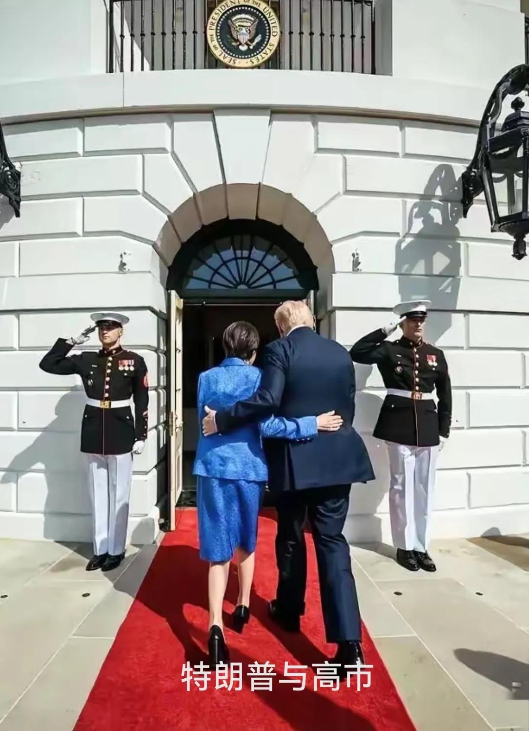 看到图片上那两人左搂右抱的样子，真让人心里膈应。在庄严守卫面前这么做，实在是太不