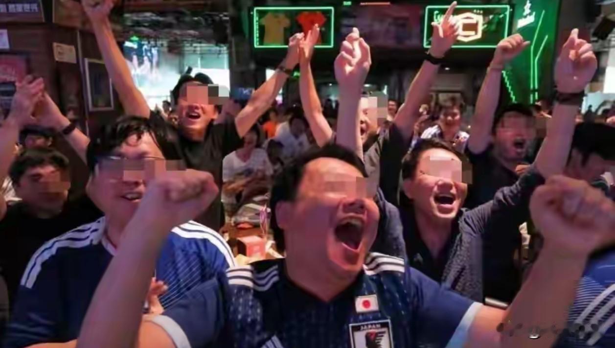 上海这帮年轻人真敢啊！穿着定制的日本国旗球衣庆祝日本4-0，被质问你让14亿中国