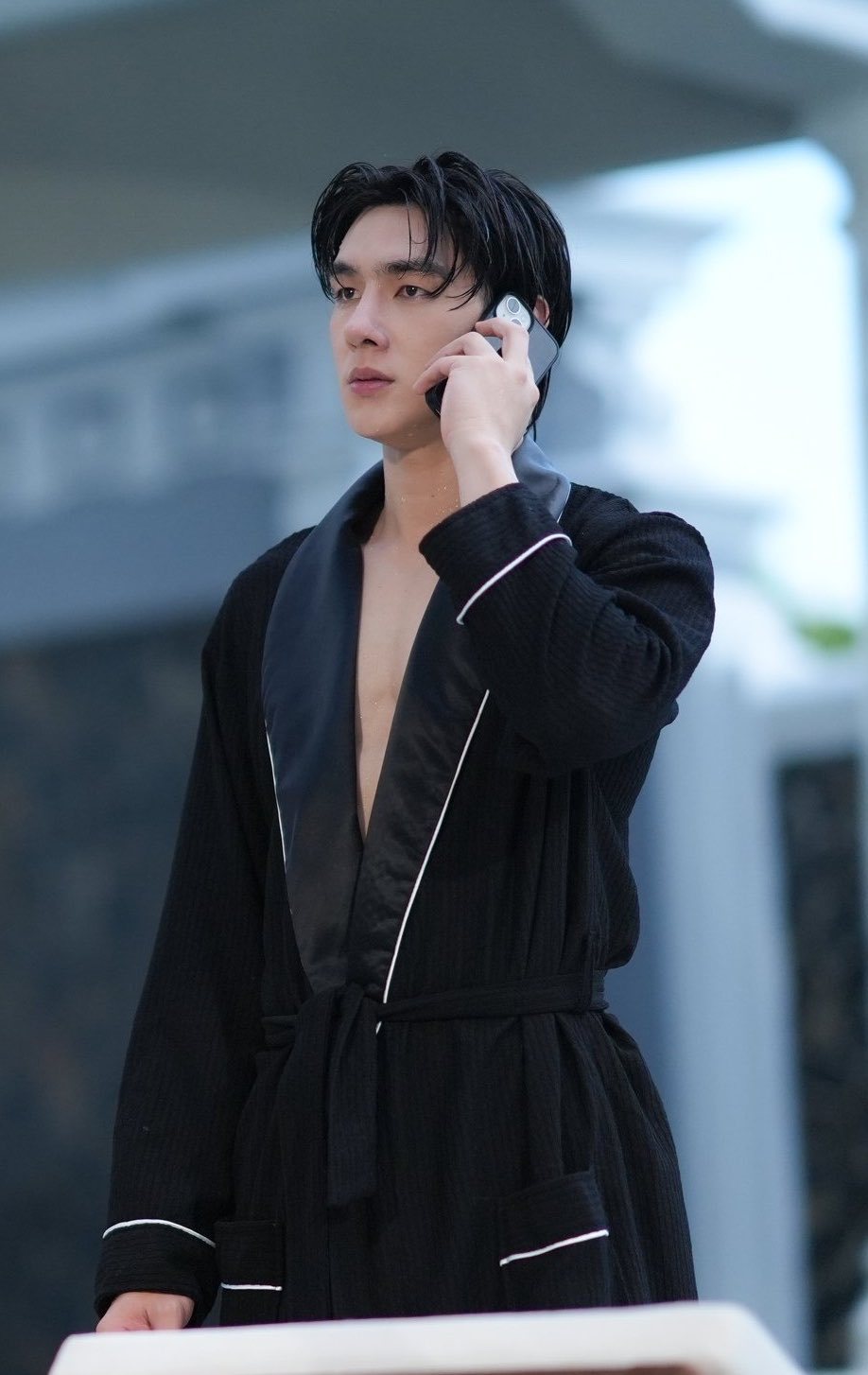 好帅工作服 vs 浴袍都迷人