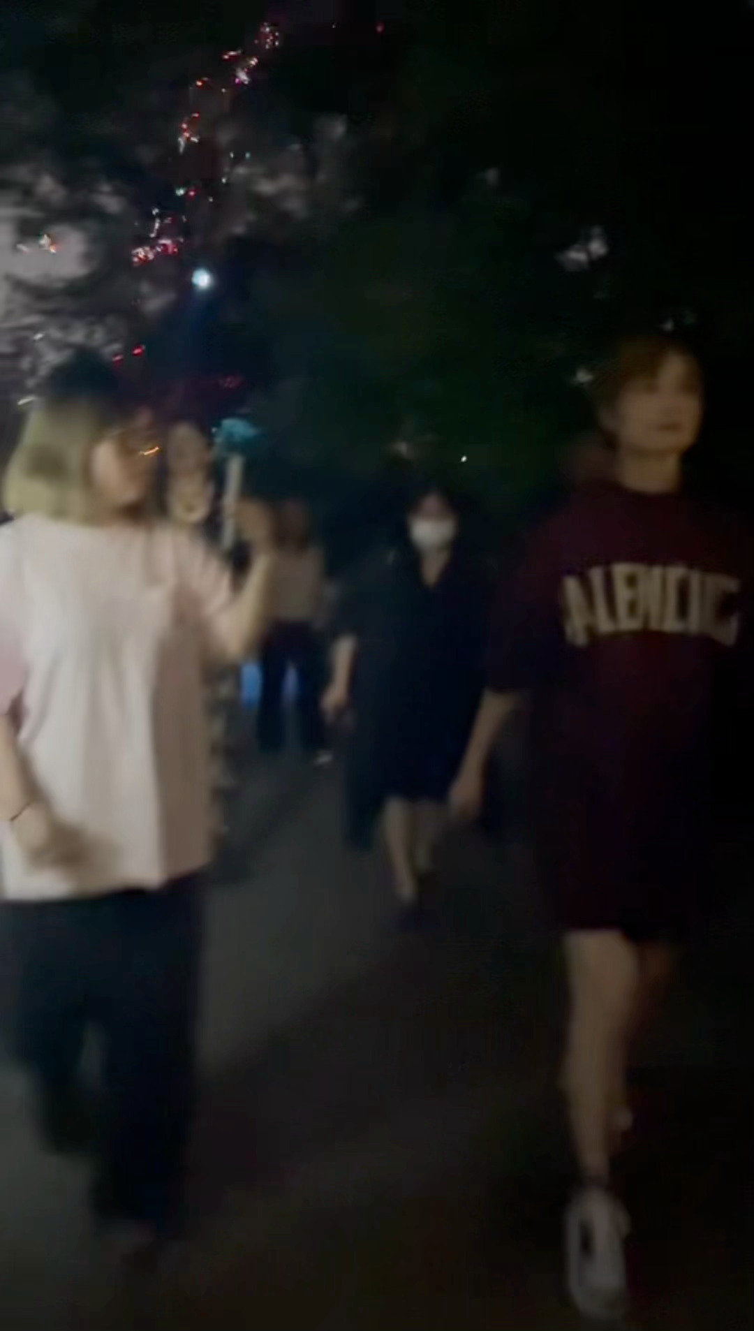 李宇春黄鹤楼黄鹤楼偶遇李宇春 网友在黄鹤楼偶遇李宇春，镜头下的春春状态满分，利落