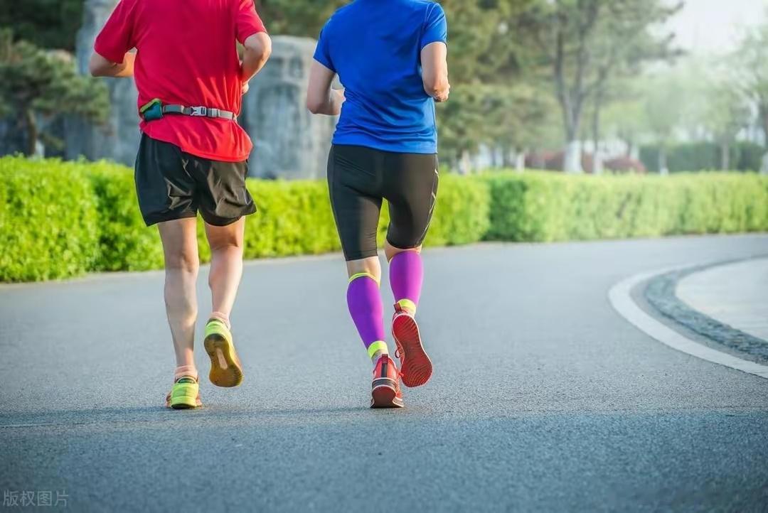 血栓最怕的死对头，记住这4个小妙招，让你的血管干净又畅通1、适当运动运动可以加速