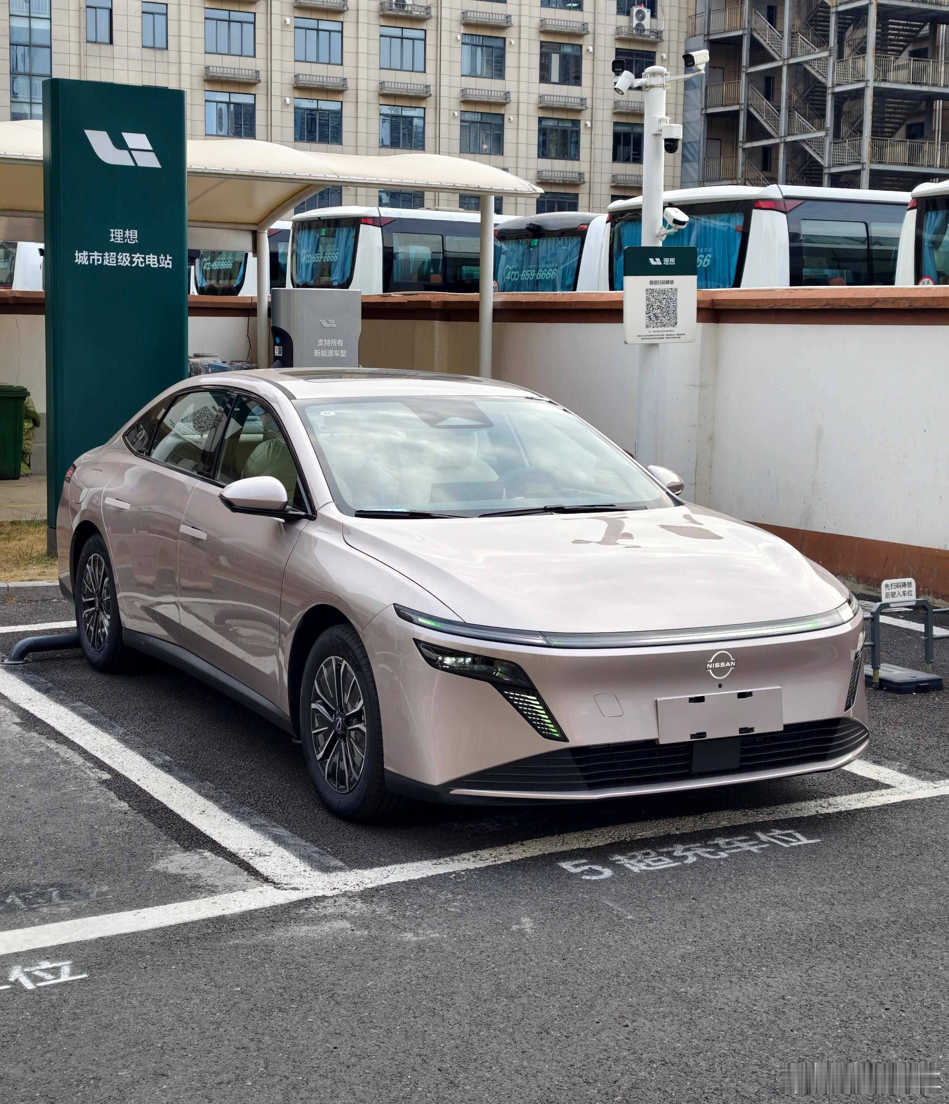 给东风日产n6补个电，顺便去吃点饭，吃饱喝足再带着公司小伙伴去宁波跨年，想想就觉