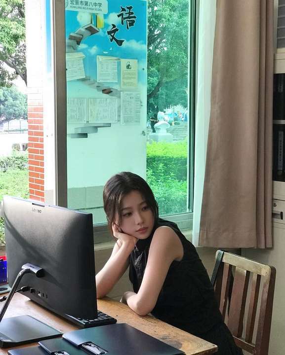 虞书欣高扎马尾VS低盘发虞书欣露背T 虞书欣高扎马尾VS低盘发！日常发型get 