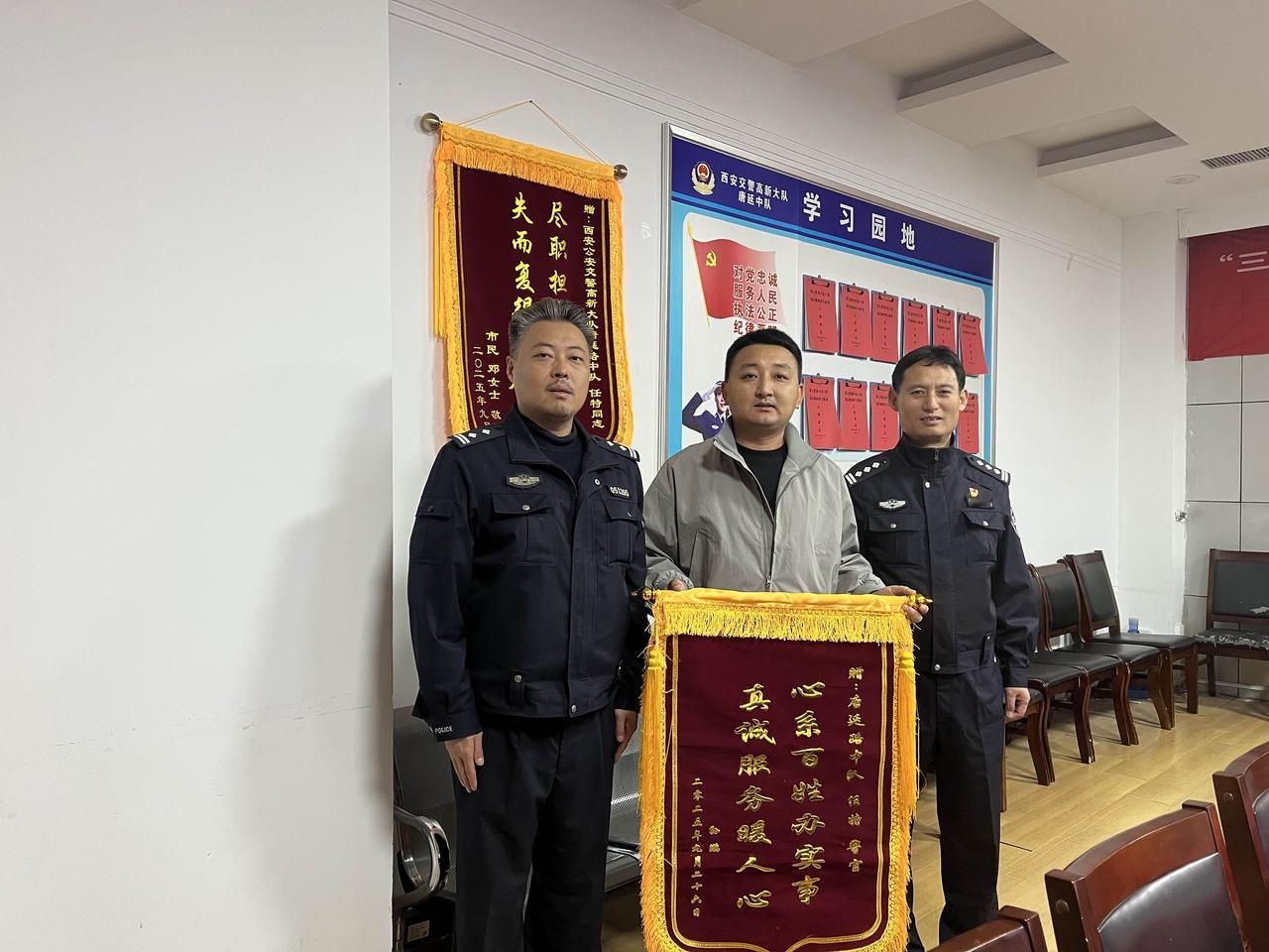 电动车撞人逃逸 高新交警快速破案
 
10月13 日，一名学生家长来到西安公安交