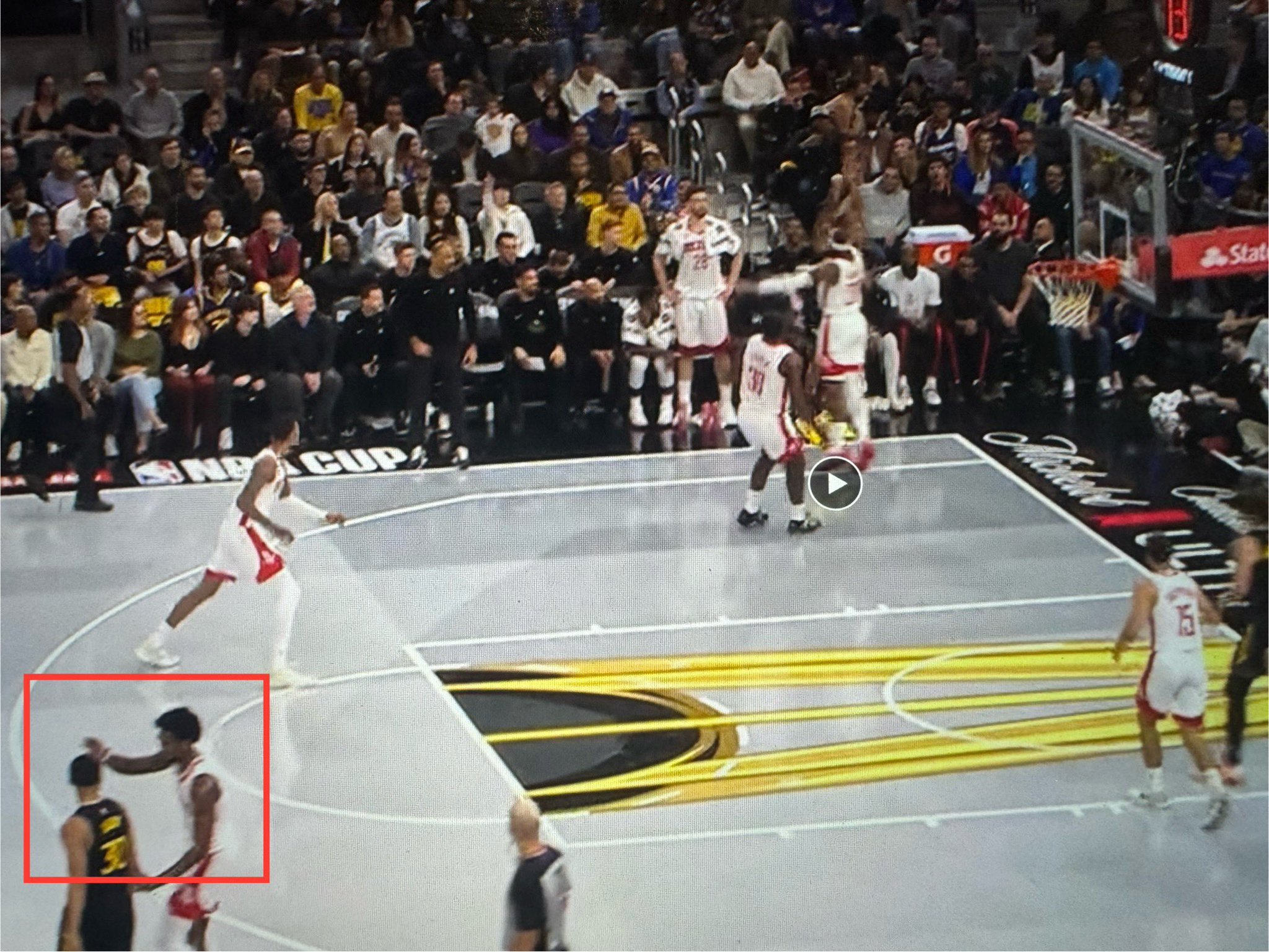 这是火箭今天的战术 阿门防守库里  眼里没有其他人 没有球 只有库里  火箭vs