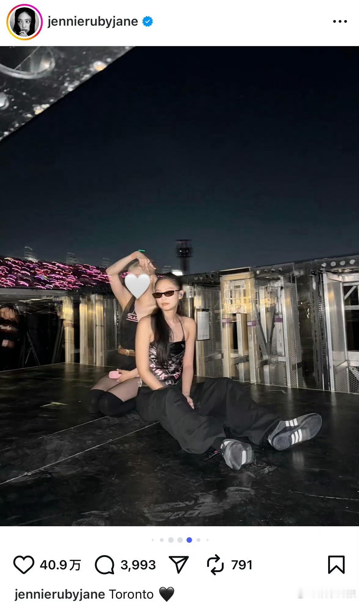 jennie更新了与rose的合照，只不过帮rose打码了[思考]jennie打
