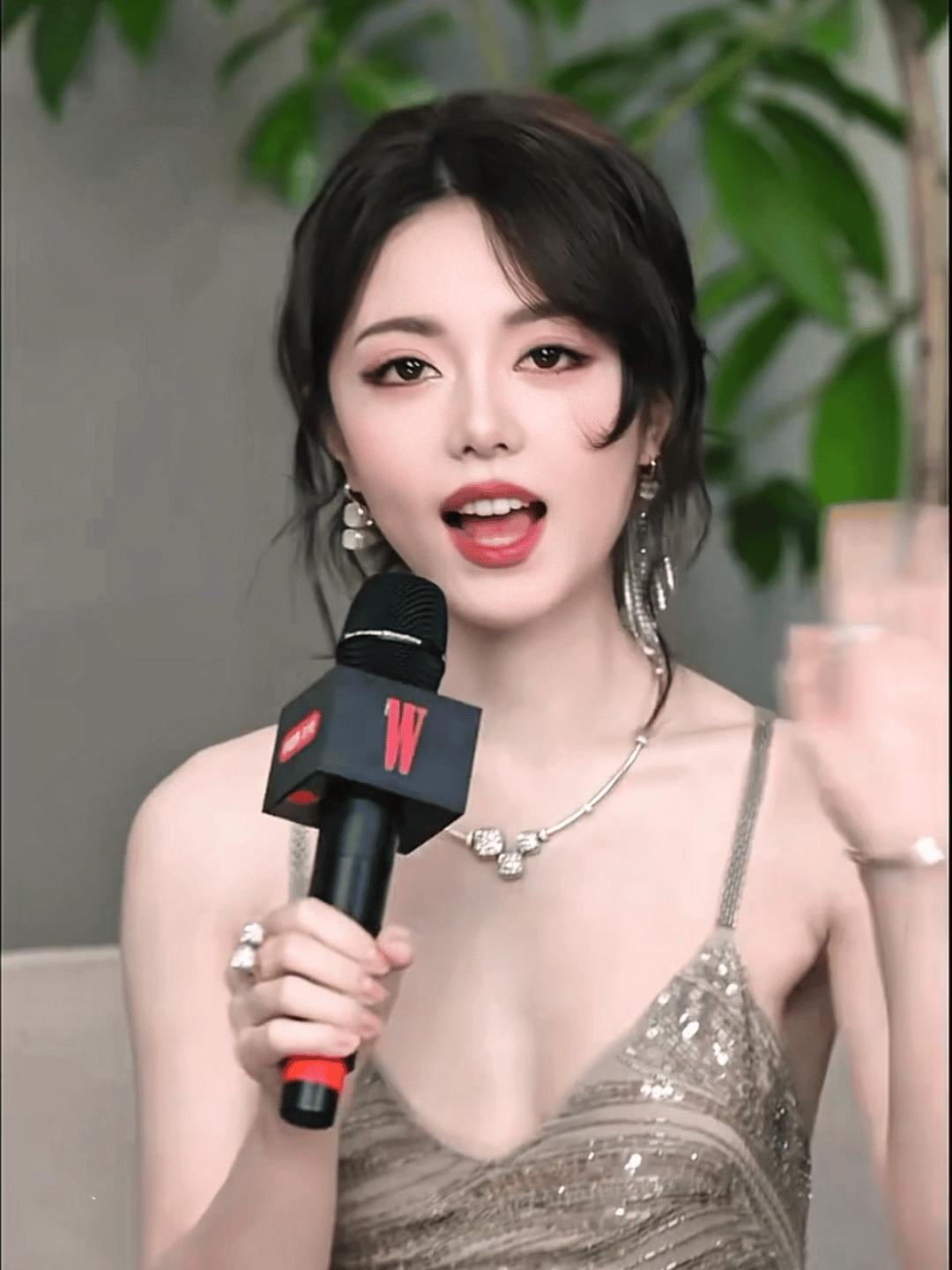 赵今麦眼妆 麦儿女神就这么萌我一大跳[可怜] 在剧里剧外都美得无可替代 ​​​