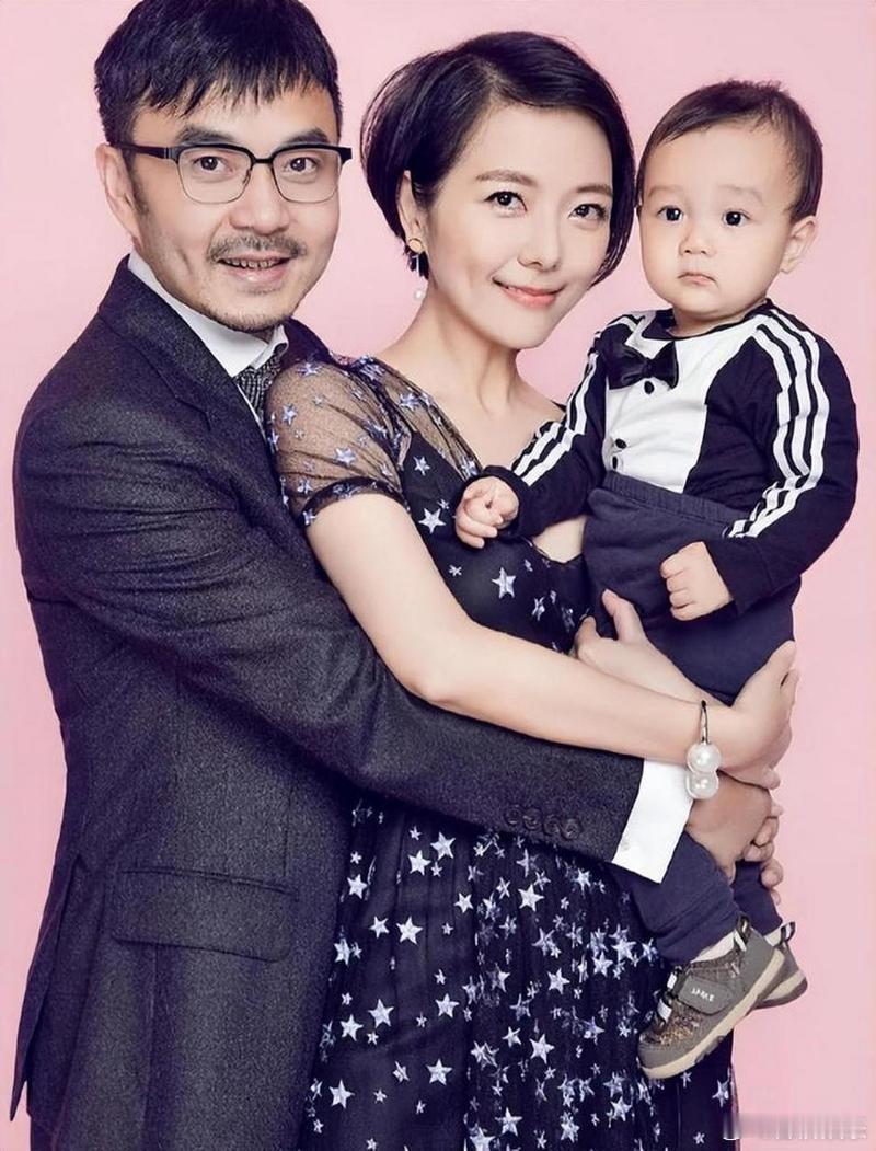 汪涵老婆患阑尾炎独自住院因事发突然且身处异地，她未安排亲友陪护，而是独自完成了坐