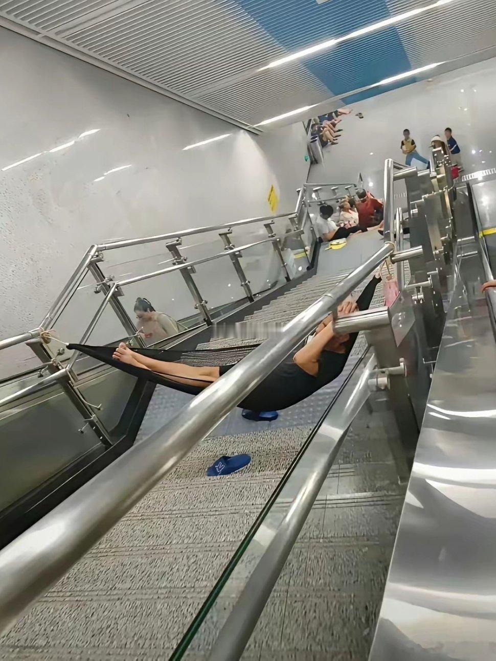 地铁站这样蹭空调属实是过分了吧