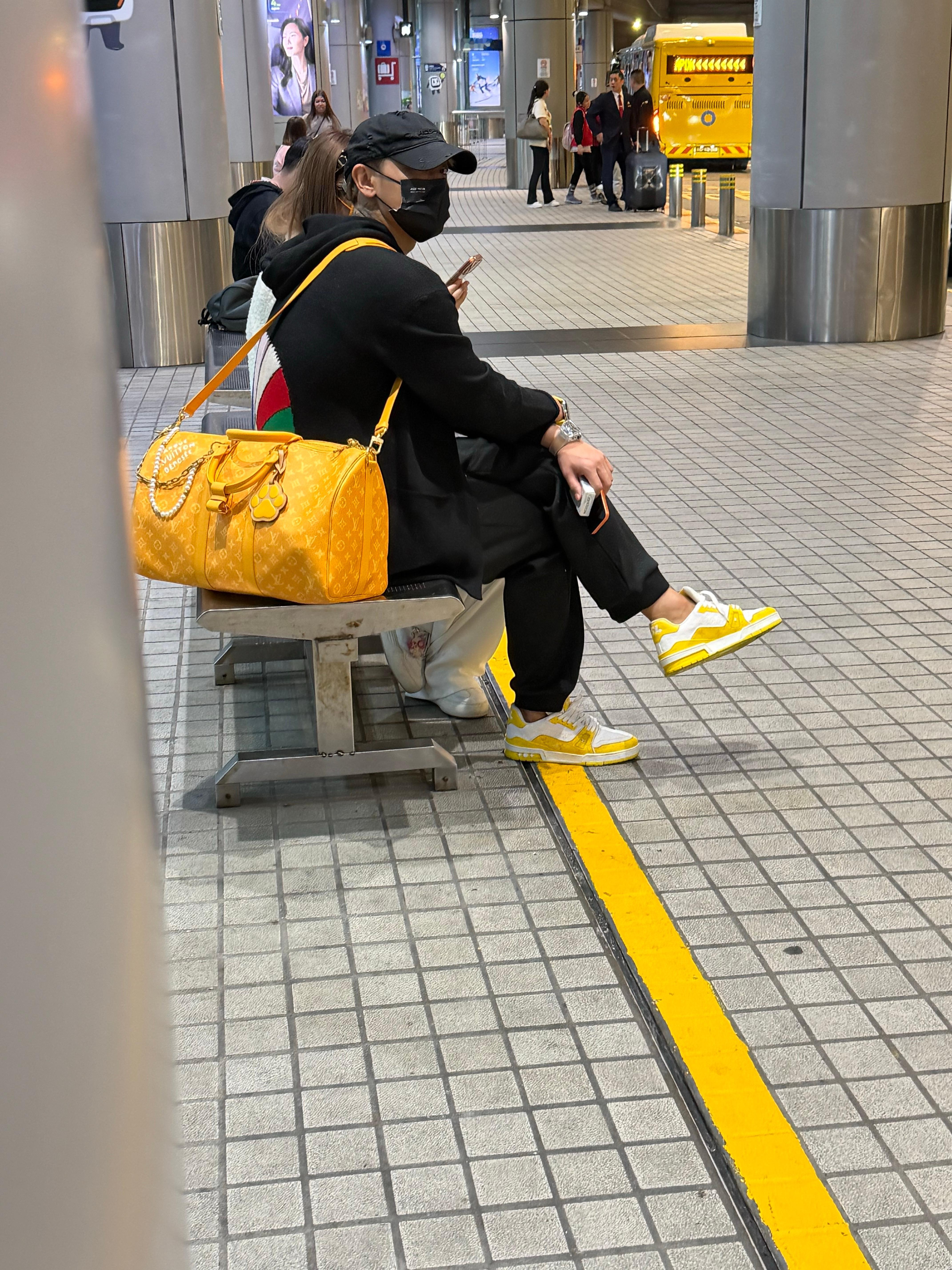 黄子韬和徐艺洋落地澳门，这是来观看明天王鹤棣澳门演唱会的吧关系这么好 