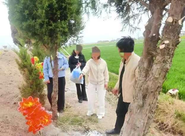 广州，兄妹2人清明节去山上扫墓，结果到地方后发现母亲的坟墓不见了，反被一座新坟占