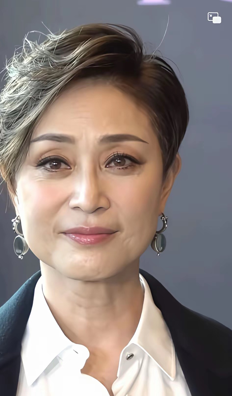 不敢相信，陈法蓉老的太明显了，眼窝凹陷，颈纹明显，眼神都有老人味了，果然老话说的