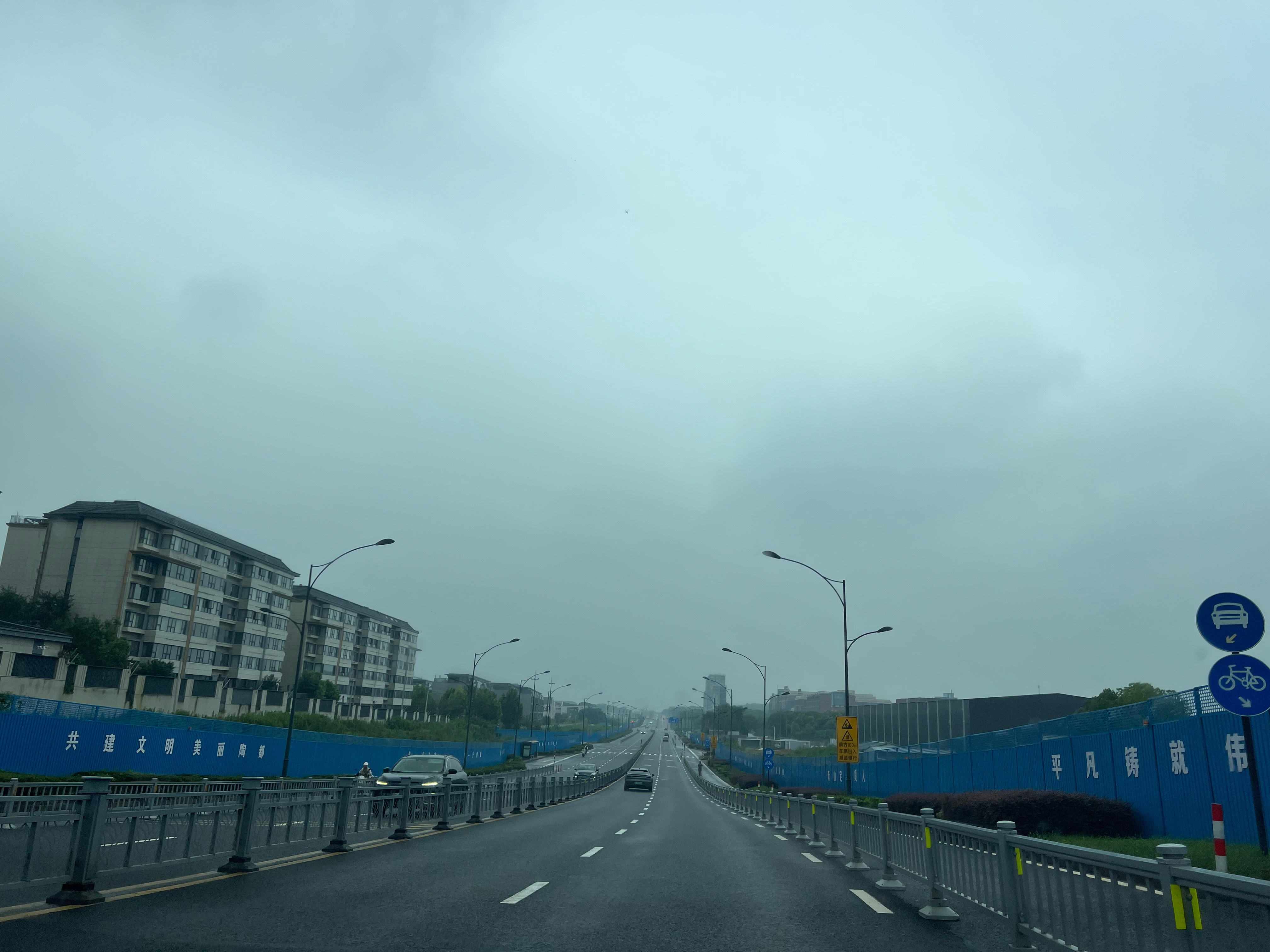 天地间灰蒙蒙的，看样子说不定还要下雨。今天手头不算忙，遇上这阴沉天气，不如小酌一
