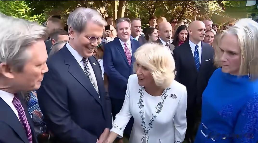 美国财政部长贝森特向卡米拉王后介绍了自己的丈夫‌约翰·弗里曼（同性婚姻）。