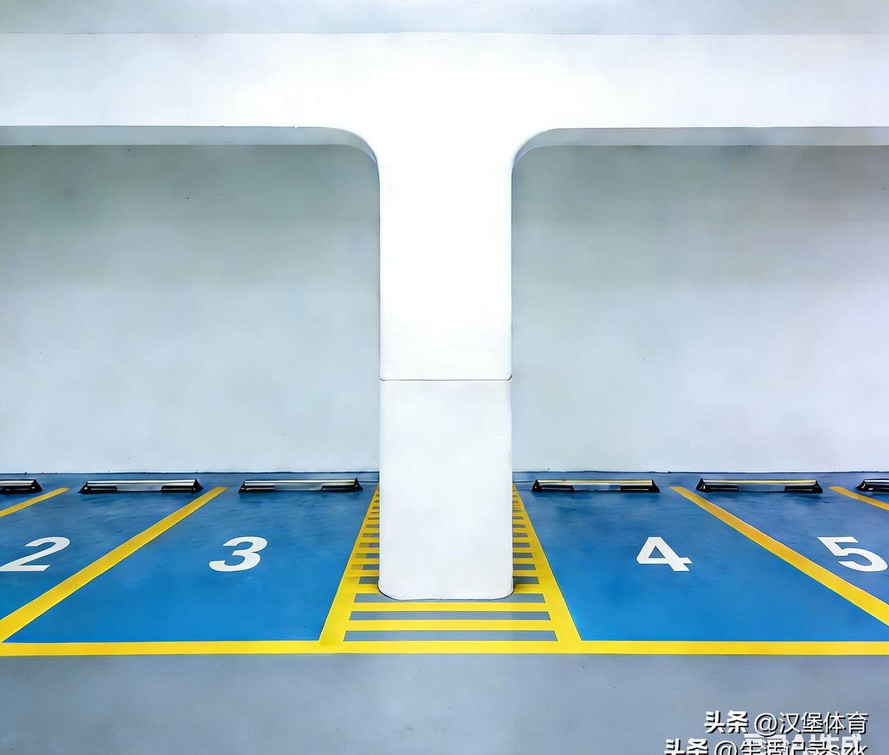 你停在中间的每一天，都在拿几千块的车门赌运气。
别信什么“技术好就行”，停车场那