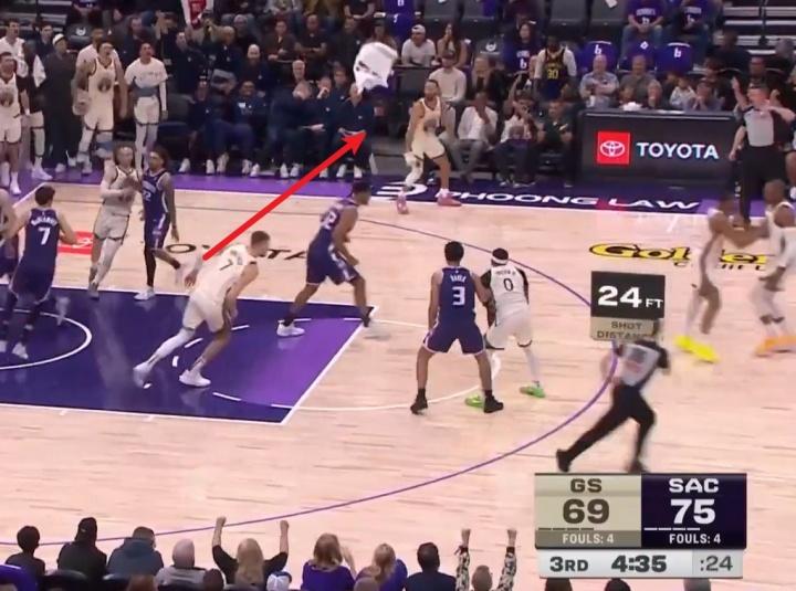 库里挥毛巾进场，喜提一个技术犯规！[捂脸]

这场比赛，库里出战27分钟，进攻戏