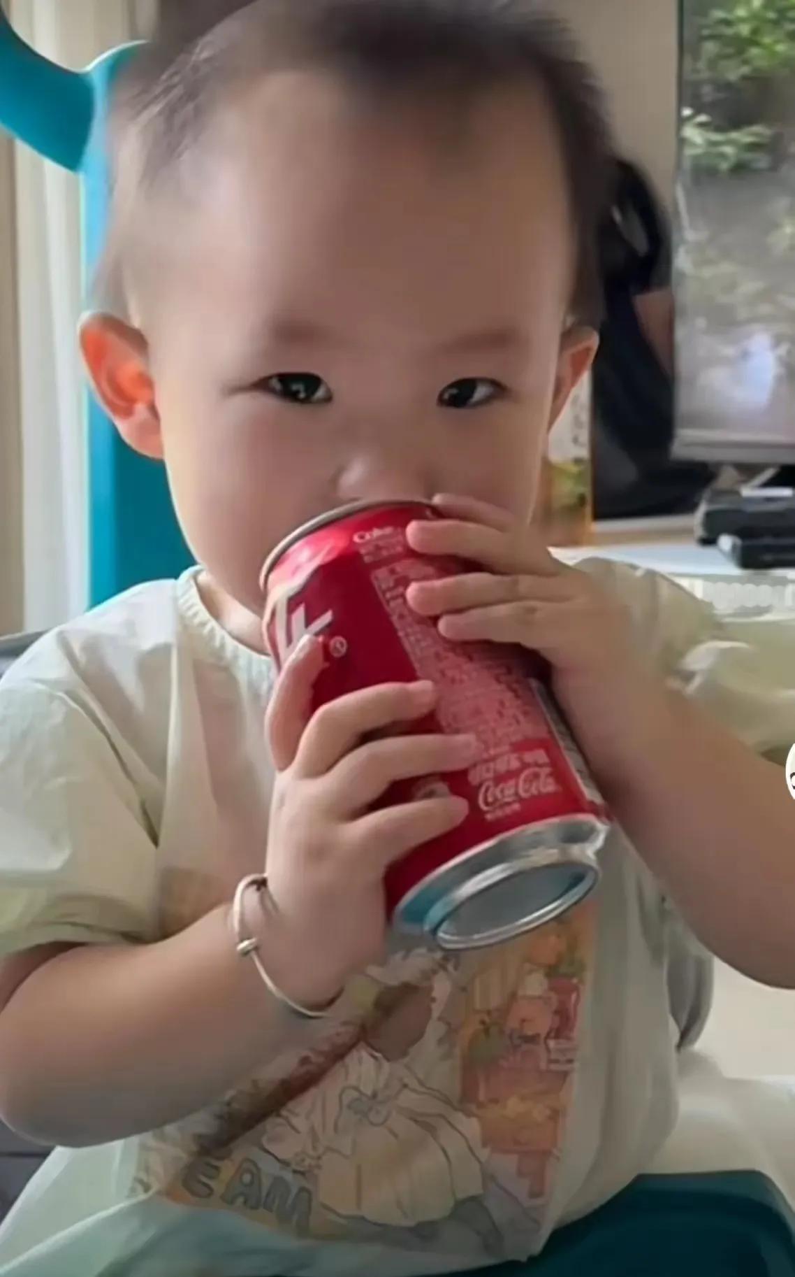 小孩能喝可乐吗？反正闪闪喝了！她不明白这种糖水对她有多大的危害，只觉得喝到嘴里甜