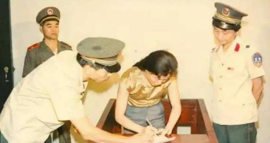 1992年，曾经的“刘三姐”程春莲因非法获利76万元被判死刑。临刑前她喊冤：“我