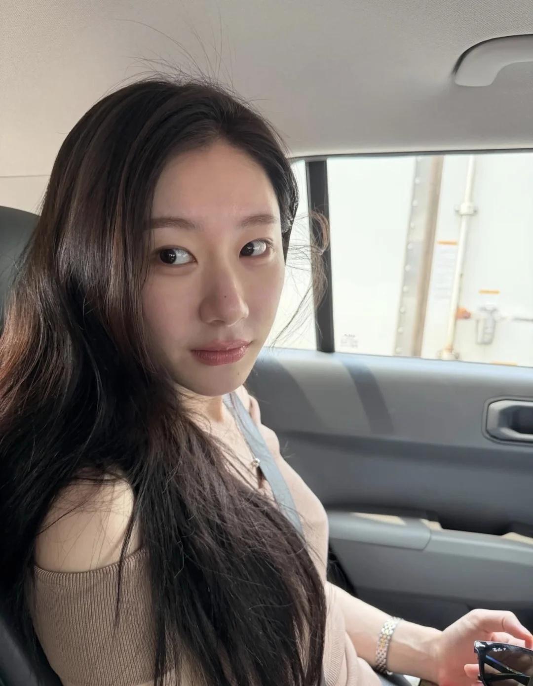 260701李彩领ig更新 咖色一字肩好温柔～
ins博主  棕色系  李彩领 