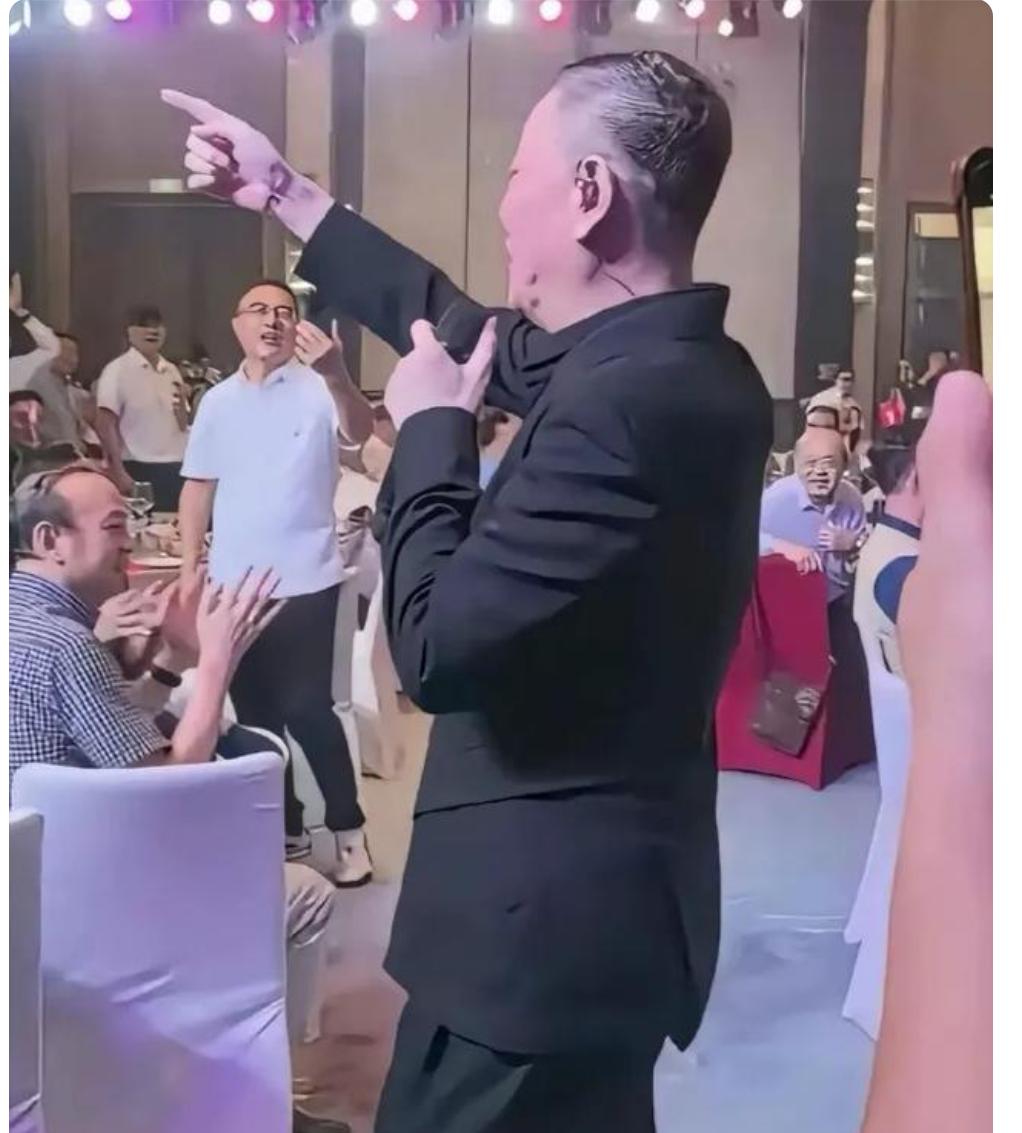 天王级别的歌手，居然沦落到酒店卖唱，大家猜下，他这场演唱会有多少钱？