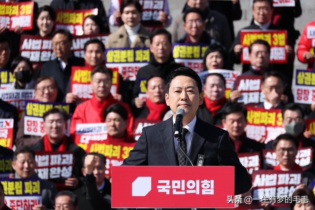 3日，韩国共同民主党对国民力量党场外斗争提出严厉批评。该党院内代表韩秉道直言，所