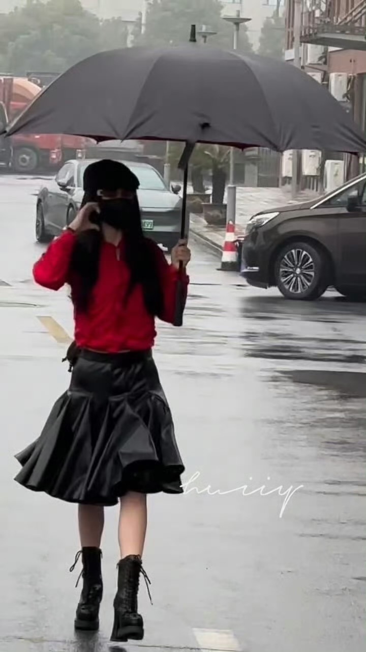 虞书欣情人节红玫瑰穿搭，一朵美丽的红玫瑰，好美啊！ 