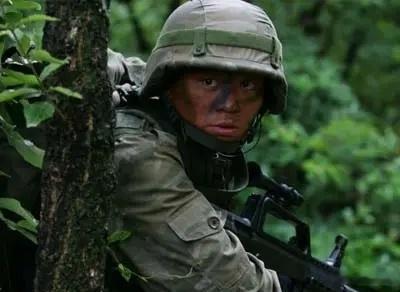 感觉年轻时的张雪像极了《士兵突击》中的许三多！“不抛弃，不放弃”！成就了许三多，