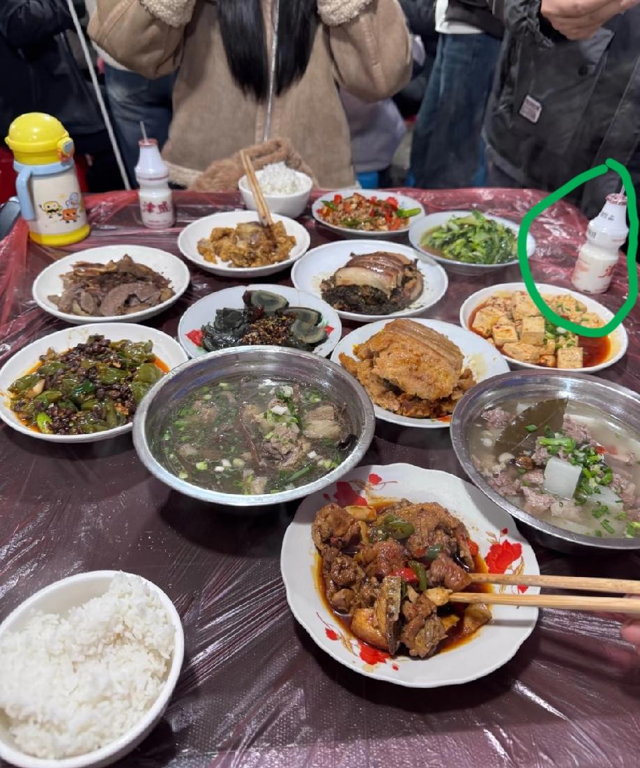 贵州酒席，这个水平在贵州是什么水平？据说贵州酒席上每人还有一瓶养乐多，真的是这样