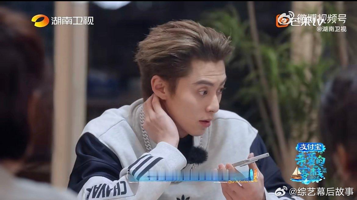 王鹤棣一秒认出白鹿 神秘顾客直接秒翻车，白鹿的小把戏在棣棣面前完全不够看，默契满