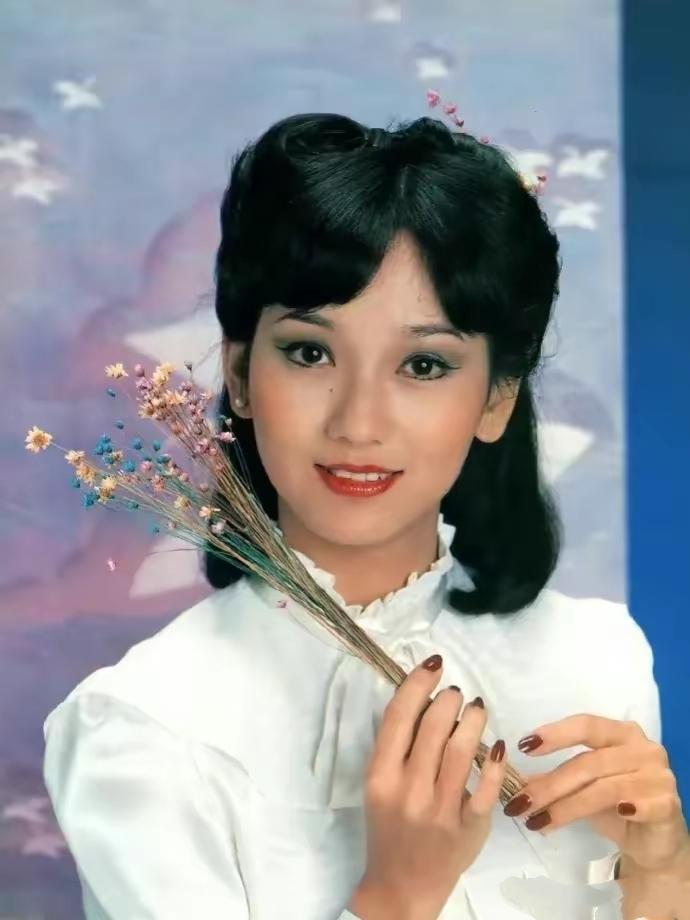 拍《上海滩》时，记者问赵雅芝:“你有没有对周润发动过心？”赵雅芝的回答耐人寻味。