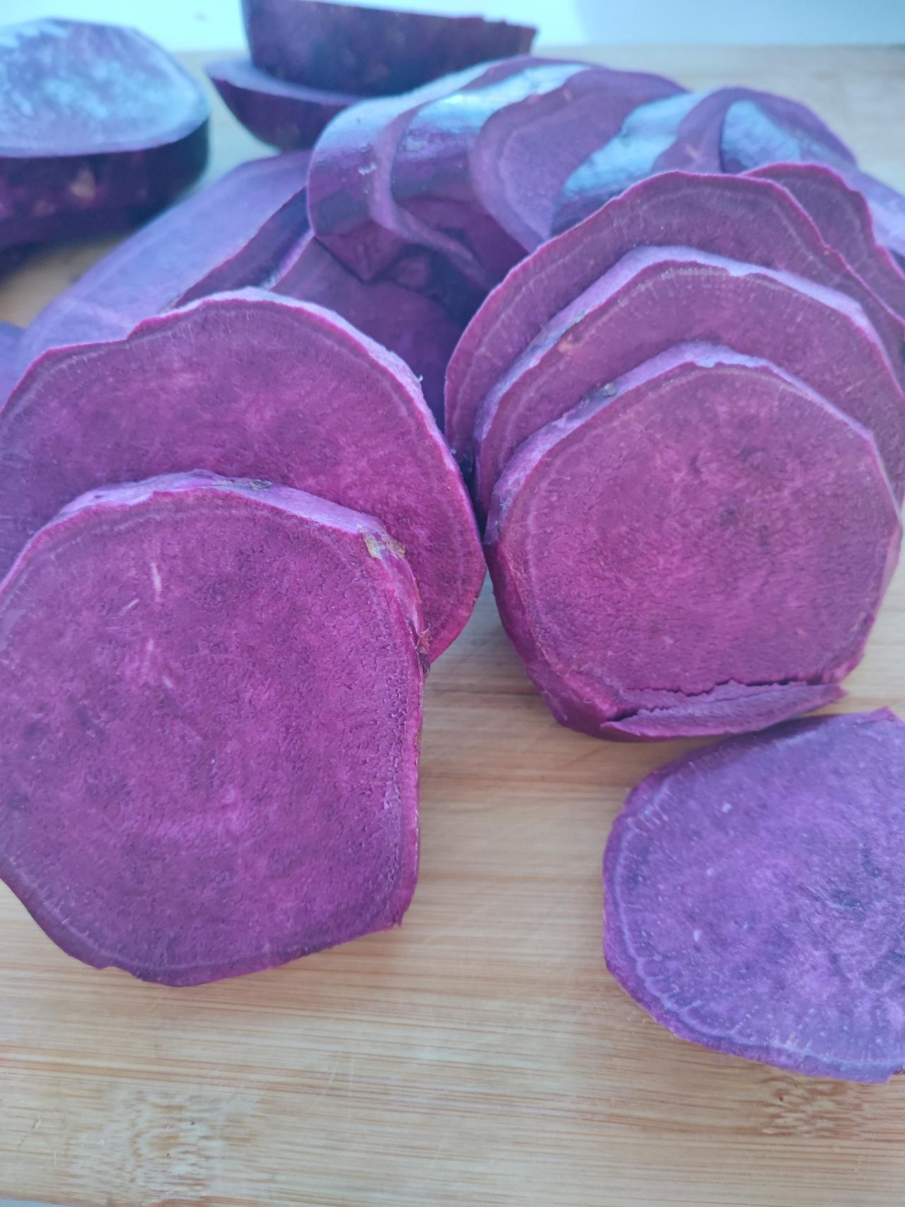 多亏有豆包，差点吓懵了！[黑线]
中午用紫薯蒸馒头，
这梦幻的紫色太让人有食欲了