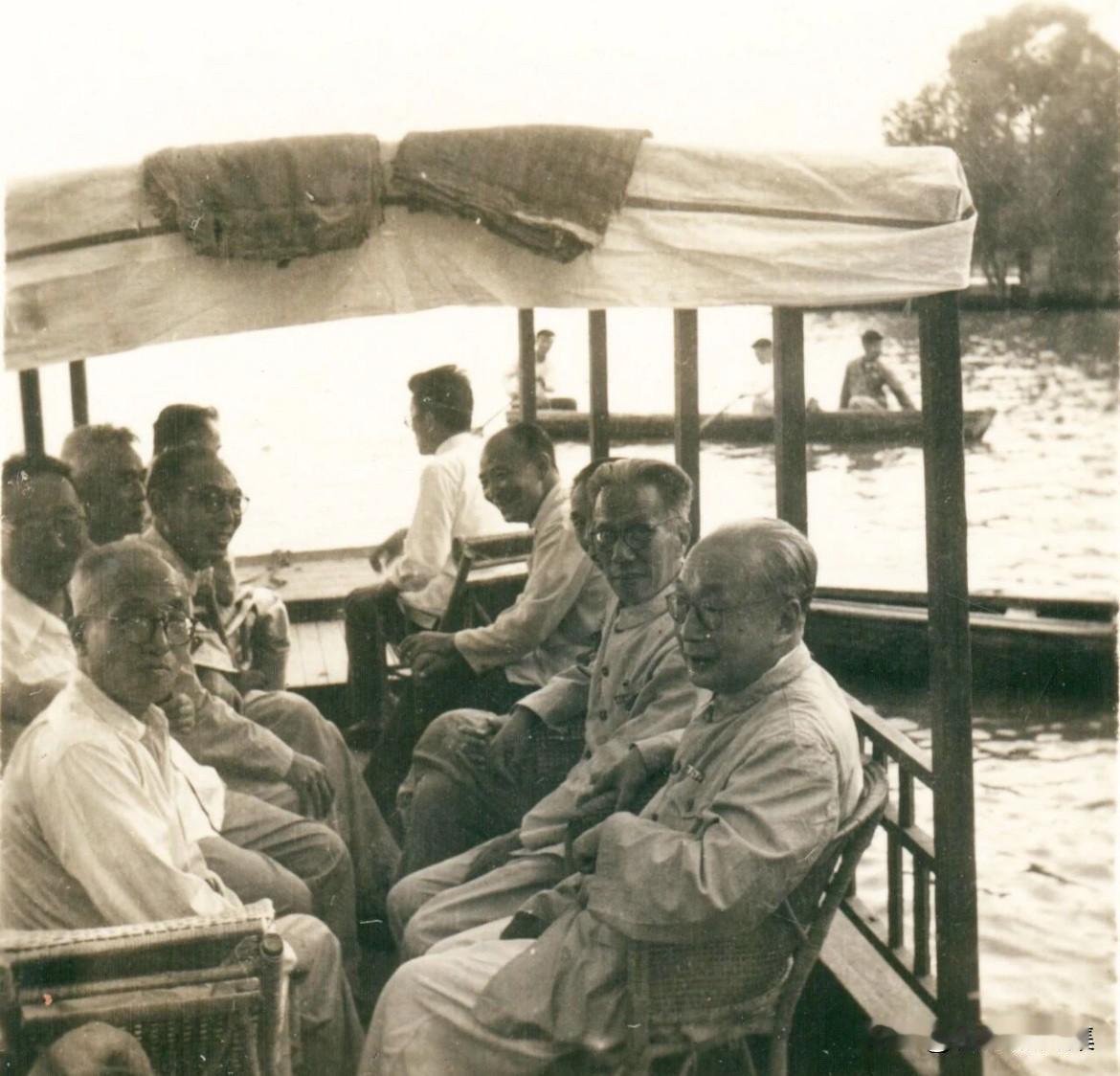 上世纪五十年代，南京大学中文系教授胡小石、陈中凡、方光焘、陈瘦竹等泛舟玄武湖的老