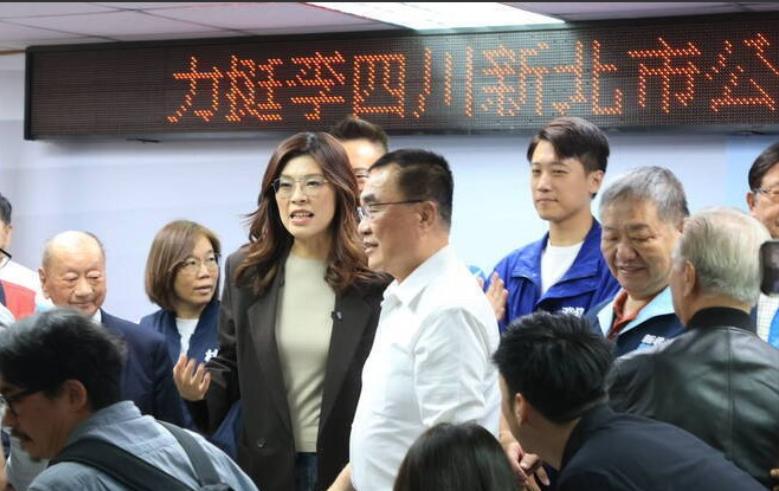 打脸来得太快！郑丽文在自夸完“票房爆表”后，新北蓝营议员蔡淑君、刘美芳公开拒邀站