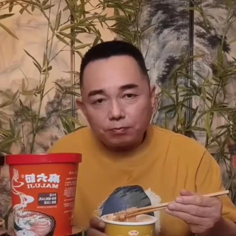 李厚霖真的落魄到卖麻六记酸辣粉了吗？

而且还是在张兰和汪小菲被封号以后，果然是