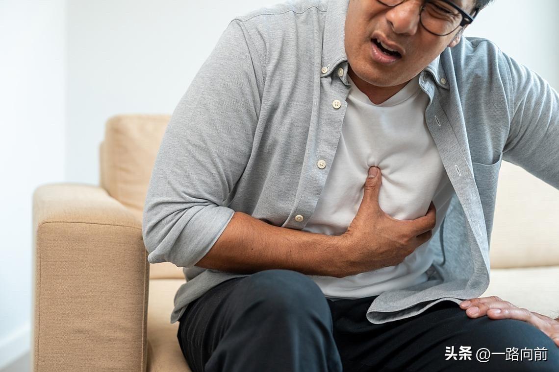 今天和在三甲医院心内科工作的哥哥一起吃饭，他说心源性猝死越来越年轻化，宁可闲下来