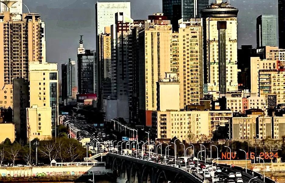 随着长沙现代化城市的高楼大厦不断的越来越强大，长沙的城建无论是在白天还是晚上，城