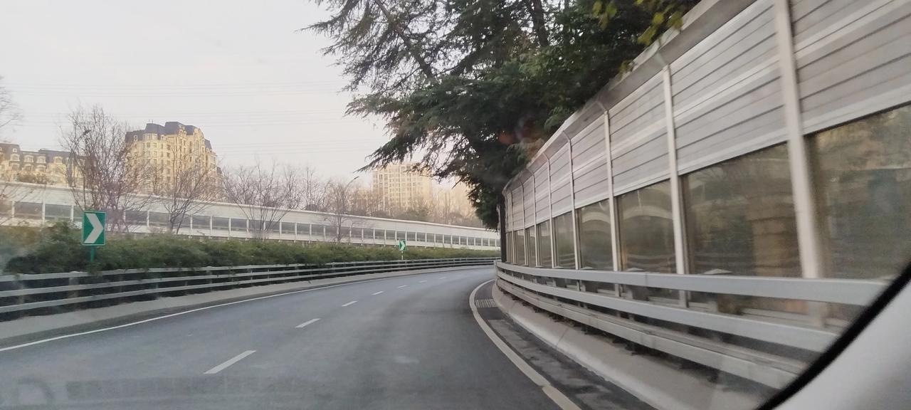 高架桥的弯道。