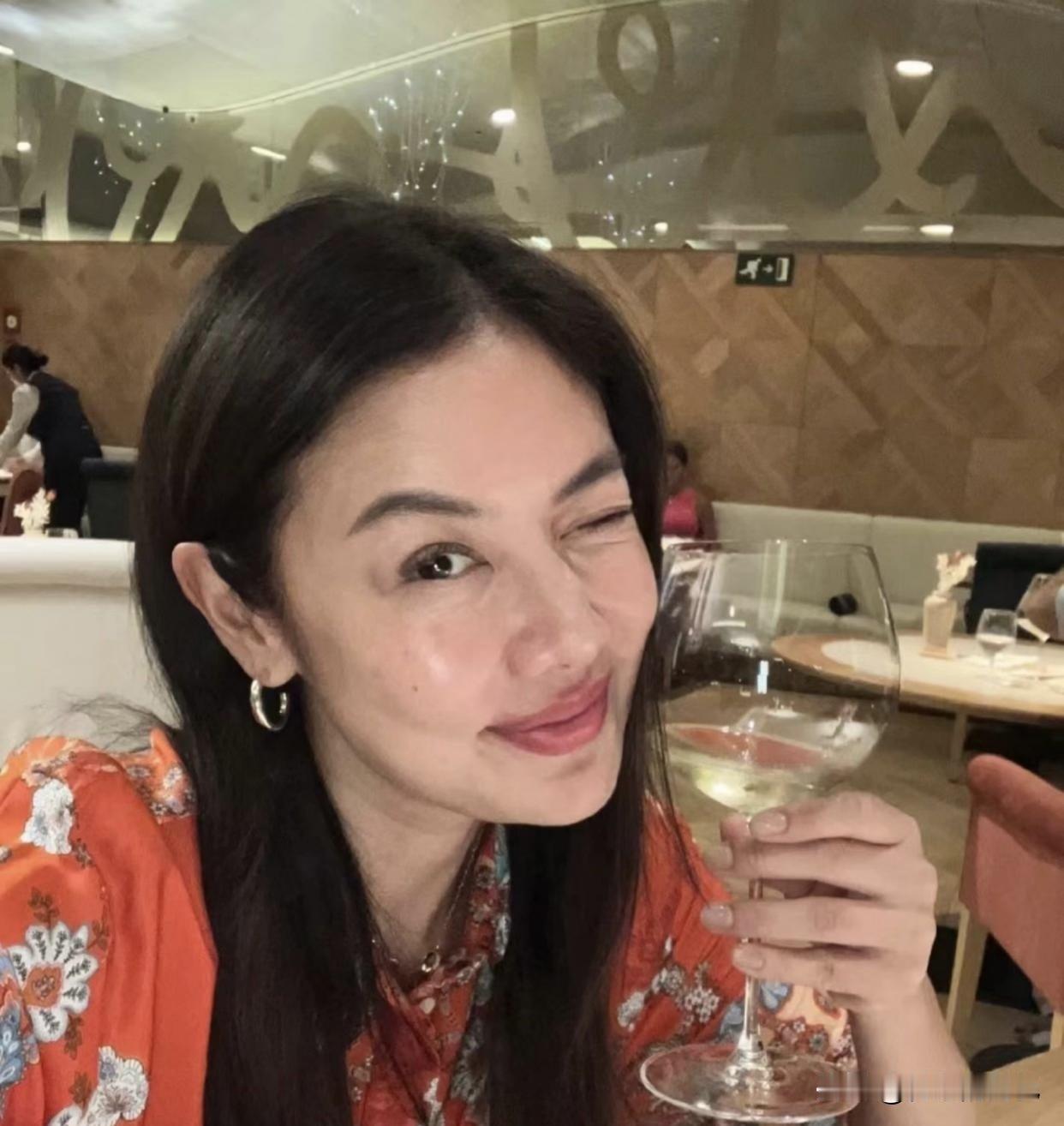 乐基儿快50岁了，状态好好。皮肤紧致透亮，完全看不出真实年纪。