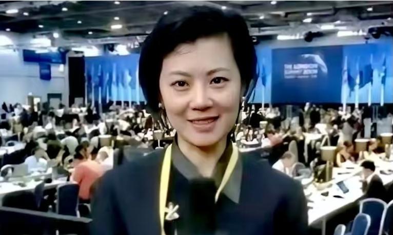 “我愿意放弃中国国籍，自愿加入英国！”这句话，是前央视知名才女主持人姜丰，在20