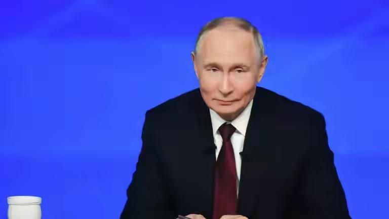 普京承认自己正在恋爱中，这条消息犹如一颗重磅炸弹。
    在瞬间点燃了各大媒体