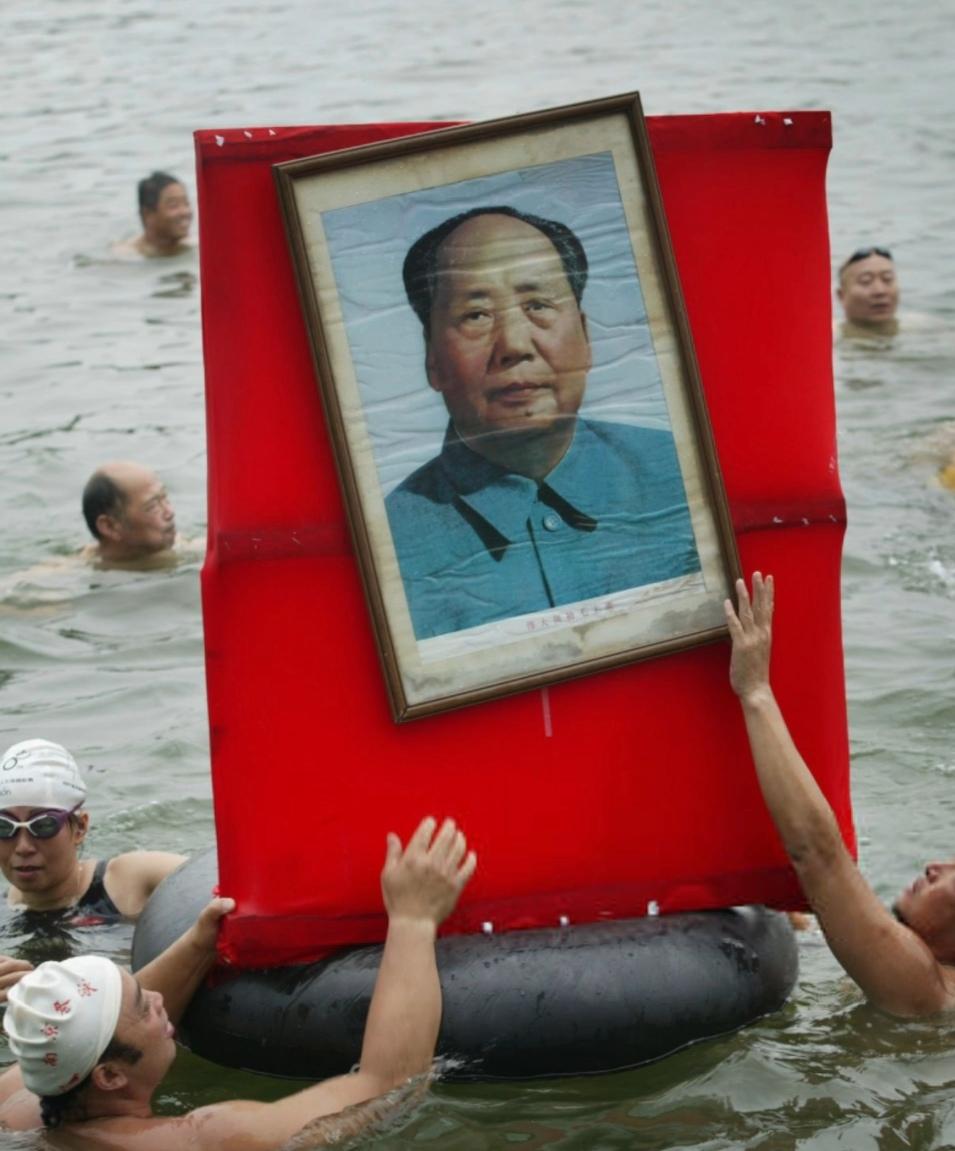 1966年7月16日，武汉长江波涛汹涌，73岁毛主席畅游其中，万人同游的盛况定格