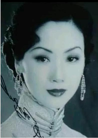 1926年，张宗昌不顾对方挣扎，将艺妓陈佩瑜一丝不挂地扔到滚烫的火炕上，戏弄道：