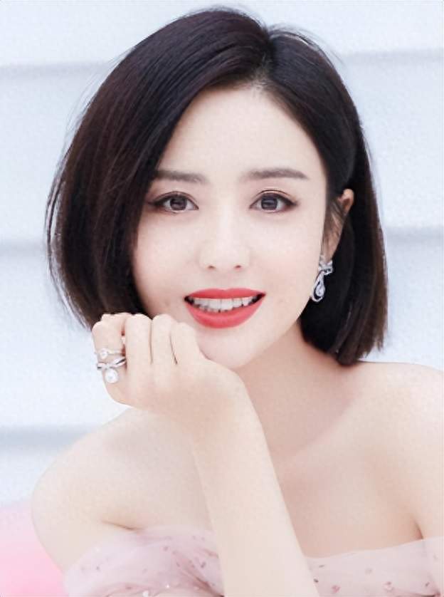 ‌春晚主持前几天接到通知，佟丽娅找张国立讨教，背后细节太实在